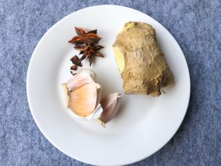 3、香辣口水鸡,生姜40g，蒜头20g，八角3g