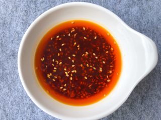 4、香辣口水鸡,自制辣椒油50g，辣椒油的制作方法我在前面的菜谱(麻辣金针菇)里有写过