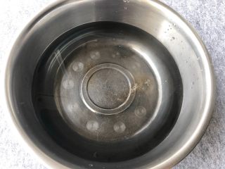 5、香辣口水鸡,提前放冰箱冷藏一大碗冰水(要烧开过的水）