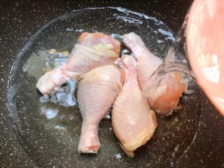 6、香辣口水鸡,鸡腿放入锅里，放入一碗水，水能盖过鸡腿就行，大火烧开，煮出血末