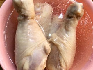 8、香辣口水鸡,鸡腿煮好夹到碗里，用自来水冲凉