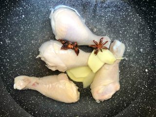 9、香辣口水鸡,把鸡腿重新放回锅里，加入盖过鸡腿还要多一点的水，倒入10g料酒，放入八角和姜片，大火煮开，转中小火煮15分钟，煮好焖10分钟