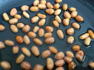 11、香辣口水鸡,另取一锅，倒入适量油，放入花生米，中火把花生米炸香(记住花生米是冷油下锅)