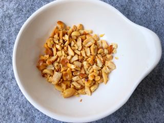 12、香辣口水鸡,花生米炒炸香晾凉以后去皮，用刀压碎，装小碗里待用