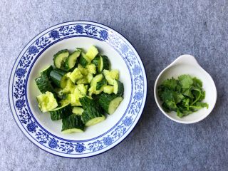 10、香辣口水鸡,黄瓜洗净拍扁切块码入盘中，香菜洗净切末