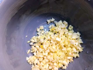 13、香辣口水鸡,取一只碗，倒入姜蒜末