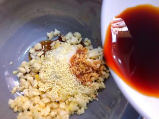 16、香辣口水鸡,倒入25g生抽