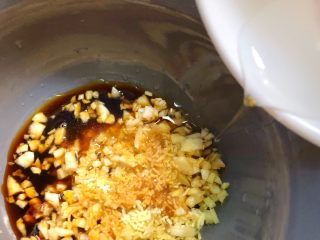 17、香辣口水鸡,倒入5g醋