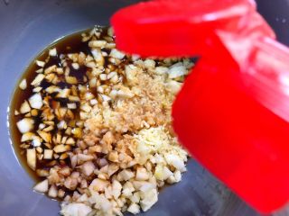 18、香辣口水鸡,倒入3g芝麻油