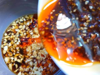 19、香辣口水鸡,倒入自制辣椒油