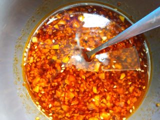 20、香辣口水鸡,再加入3勺煮鸡腿的汤，搅拌均匀待用