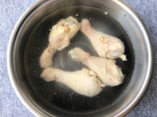 21、香辣口水鸡,鸡腿煮好夹到冰水里浸泡10分钟