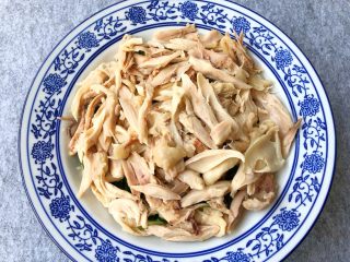 22、香辣口水鸡,鸡腿浸泡好撕成小块放到黄瓜上面