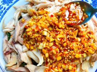 23、香辣口水鸡,用勺子浇上调好的酱汁