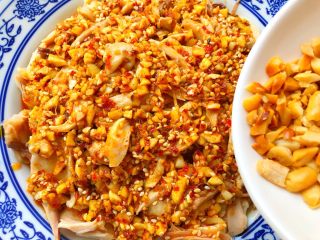 24、香辣口水鸡,放上花生碎