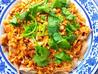 25、香辣口水鸡,撒上香菜末，就可以开吃啦！