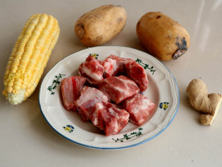 1、排骨莲藕玉米汤,准备排骨汤所需食材;