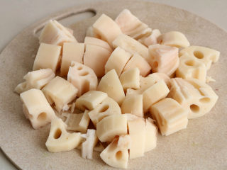 4、排骨莲藕玉米汤,莲藕去皮洗净切块;