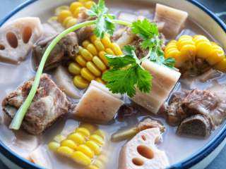 11、排骨莲藕玉米汤,继续炖1分钟左右即可;出锅加入香菜;