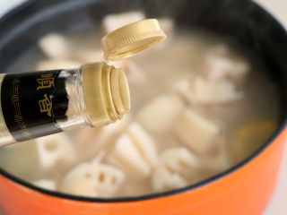 9、排骨莲藕玉米汤,滴入几滴醋