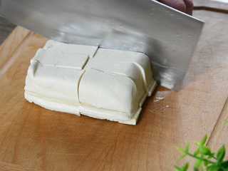 1、番茄+牛肉丸+豆腐，这绝对是你值得拥有的冬日滋补暖胃秘籍,老豆腐切块，放入碗中备用