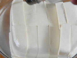 2、番茄+牛肉丸+豆腐，这绝对是你值得拥有的冬日滋补暖胃秘籍,倒入热水，撒入盐，使其入味