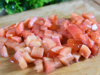 4、番茄+牛肉丸+豆腐，这绝对是你值得拥有的冬日滋补暖胃秘籍,去皮后，切丁备用