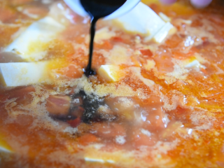 8、番茄+牛肉丸+豆腐，这绝对是你值得拥有的冬日滋补暖胃秘籍,大火煮开后，撒入盐、胡椒粉、老抽调味