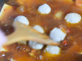 9、番茄+牛肉丸+豆腐，这绝对是你值得拥有的冬日滋补暖胃秘籍,关盖煮5分钟，等豆腐浮起，倒入牛肉丸，再次关盖煮3分钟