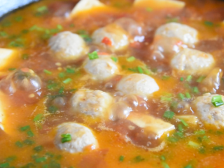 10、番茄+牛肉丸+豆腐，这绝对是你值得拥有的冬日滋补暖胃秘籍,煮熟后，撒上一把葱花，即可出锅