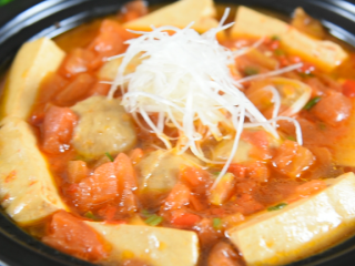 11、番茄+牛肉丸+豆腐，这绝对是你值得拥有的冬日滋补暖胃秘籍,美味上桌啦~！