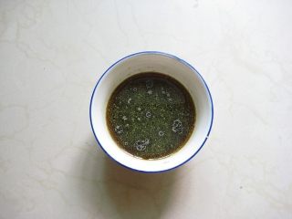 1、鱼香素肉丝：用素食材做出肉滋味的下饭利器,将盐、白糖、香醋、生抽、料酒、麻油、鸡精、清水、白胡椒粉、水淀1大勺放入小碗中搅拌均匀，兑成碗汁备用。