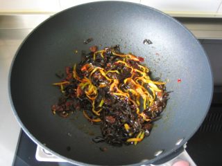 6、鱼香素肉丝：用素食材做出肉滋味的下饭利器,放入尖椒丝和木耳丝炒匀。