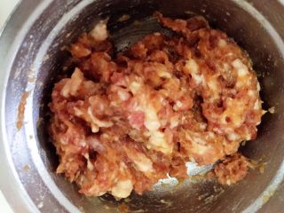 2、茄汁肉沫酿豆腐,然后剁成肉末，一定要用刀剁，不然肉的口感会差很多哦