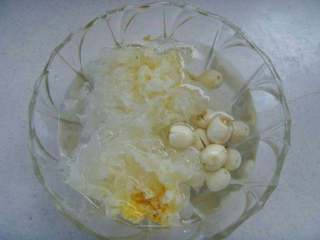 1、紫薯莲子银耳羹, 银耳提前泡发，冲洗掉灰尘等小杂质；莲子泡发、去芯，洗净。