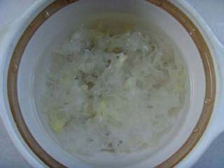 3、紫薯莲子银耳羹,银耳放入锅中加适量水，中火煮开，转小火慢煲。