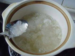 4、紫薯莲子银耳羹,半个小时后，银耳变软，汤汁渐稠.。