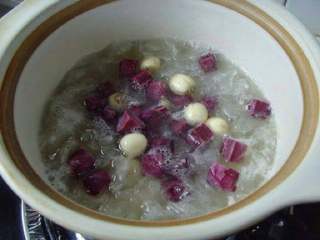 5、紫薯莲子银耳羹,加入紫薯、莲子，中火煮开。