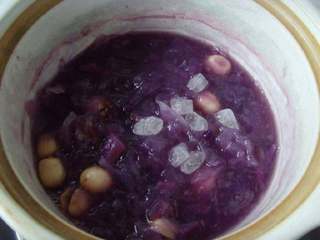 6、紫薯莲子银耳羹,转小火继续煮约30分钟，汤汁浓稠，紫薯软糯时加入冰糖即可关火。