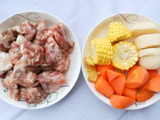 1、莲藕胡萝卜玉米排骨汤 美味营养又健康,准备好食材