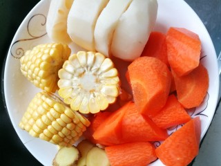 2、莲藕胡萝卜玉米排骨汤 美味营养又健康,莲藕去皮洗净切厚片，胡萝卜去皮洗净切滚刀块，玉米切断，姜切片。