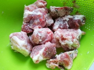 3、莲藕胡萝卜玉米排骨汤 美味营养又健康,排骨泡水，清洗干净。