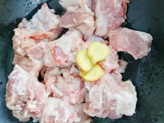 4、莲藕胡萝卜玉米排骨汤 美味营养又健康,排骨放入锅中，加三片姜，加冷水焯去血水，以净水洗净沥干备用。