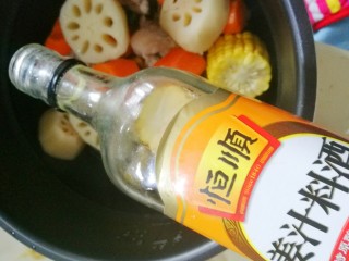 6、莲藕胡萝卜玉米排骨汤 美味营养又健康,加入料酒。