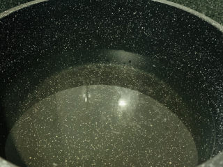 3、凉拌千张,锅加清水