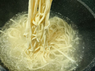 7、凉拌千张,夹起