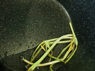 13、凉拌千张,葱白焦香