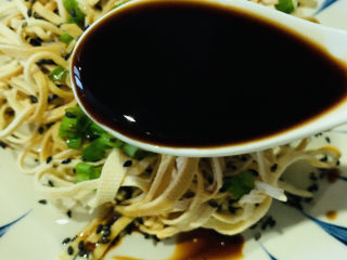 16、凉拌千张,加葡萄醋