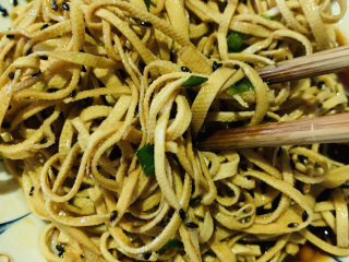 17、凉拌千张,搅拌均匀，即可