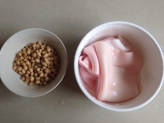 1、黄豆猪皮汤,黄豆提前用清水浸泡。